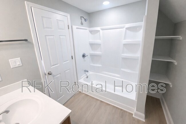 Building Photo - 2224 Langley Ave