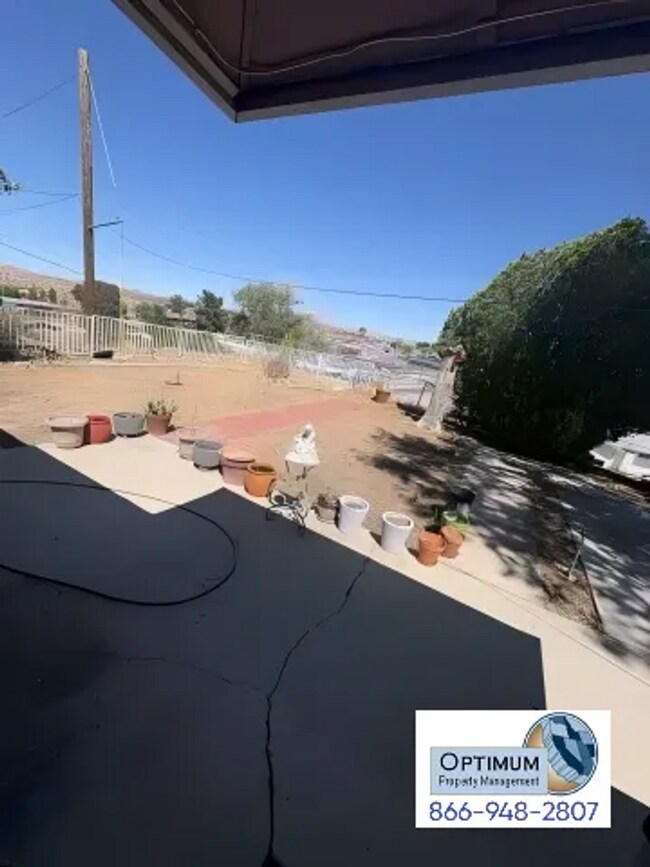 Building Photo - 3-Bedroom 1-Bathroom Home with Fireplace, Front Yard & Private Back Patio in Victorville
