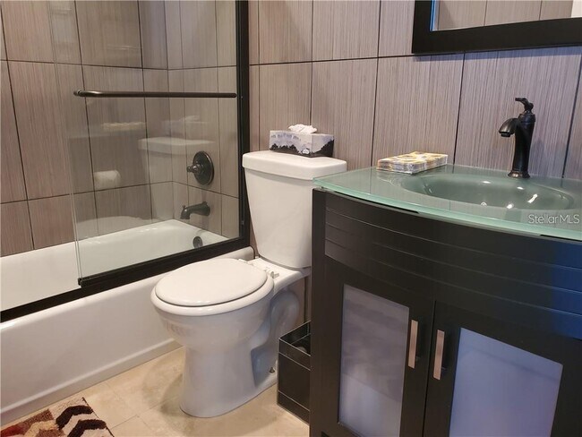 Building Photo - 1050 Longboat Club Rd