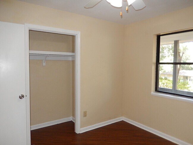 Building Photo - 913 Tamarack Ave