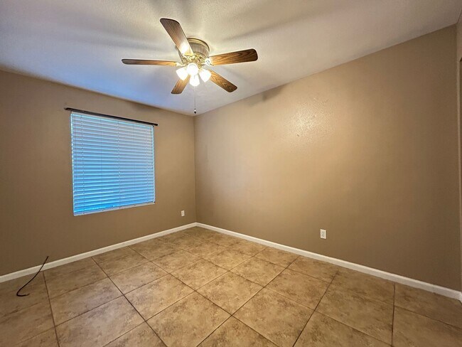 Building Photo - Stunning 3 Bedroom 2 Bath