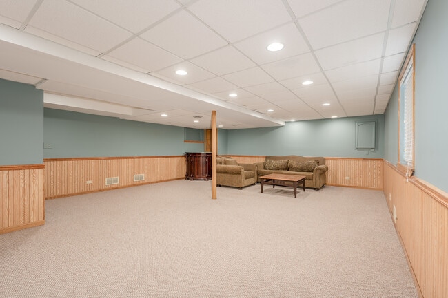 Building Photo - 1065 Red Clover Dr