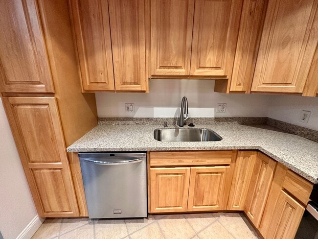 Building Photo - 2 bedroom/1 bath with garage in Rohnert Park