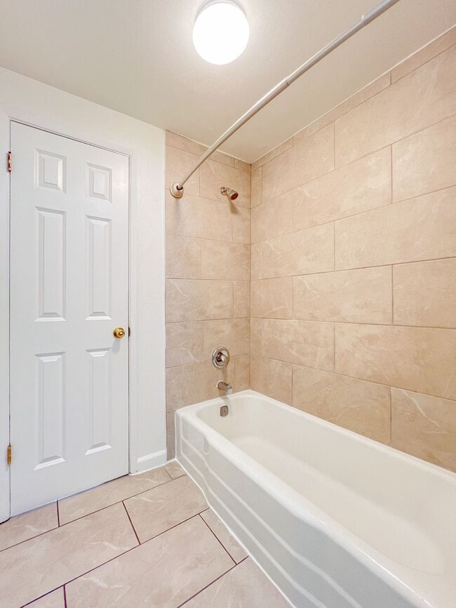 Building Photo - Santa Ana - Gorgeous Interior Remodel 4 be...