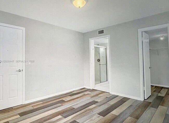 Building Photo - 6832 Palmetto Cir S