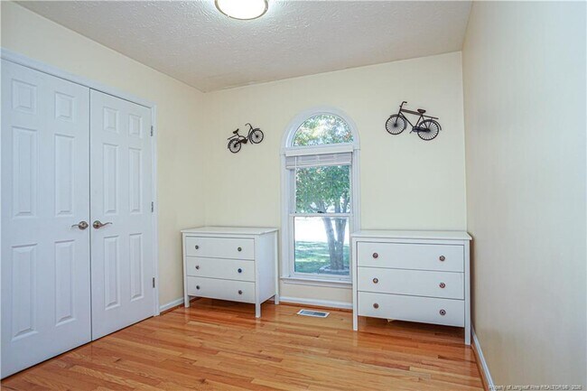 Building Photo - 184 E 12 Oaks Rd