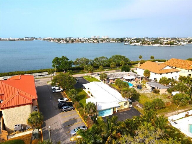 Building Photo - 7057 Sunset Dr S