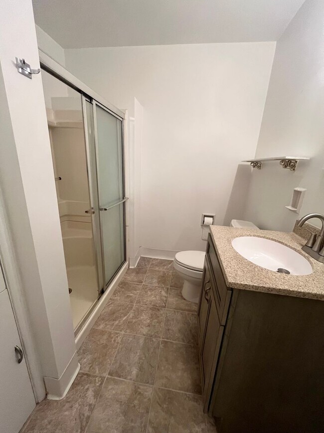Building Photo - East Side 2 Bed/2 Bath w/ Bonus Room!
