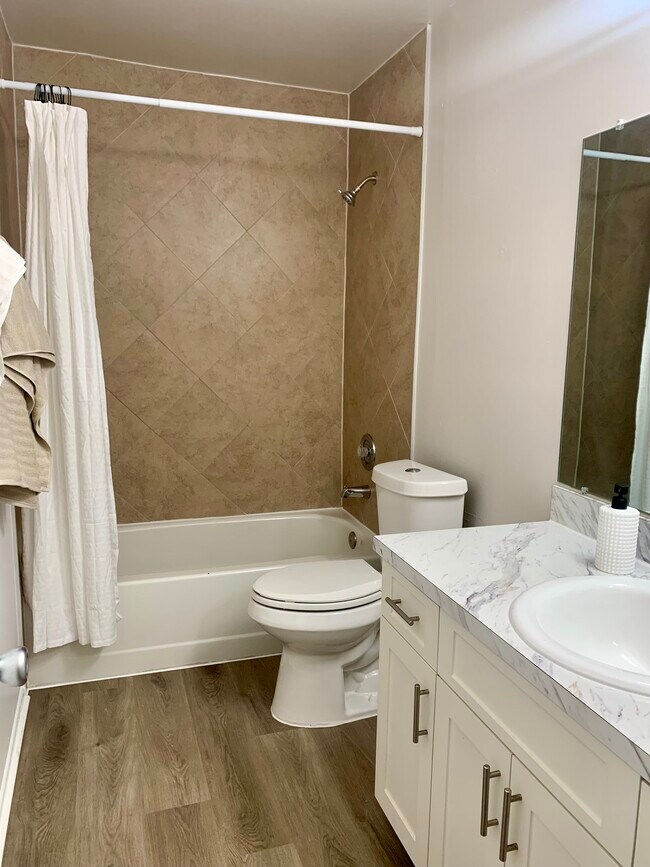 Building Photo - 2558 W Bird St