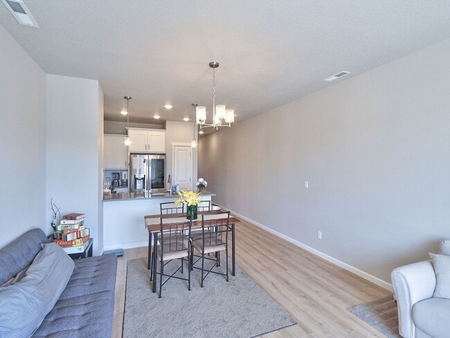 Building Photo - Like New Reed's Crossing Townhouse! Available Now!!