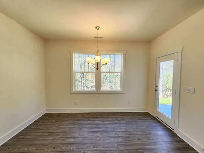 Building Photo - Black Mountain Rental!