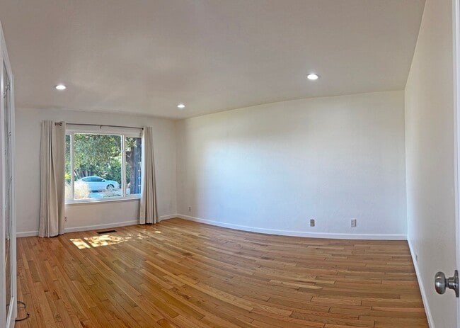 Building Photo - Gorgeous Large Milpitas Home located in a ...