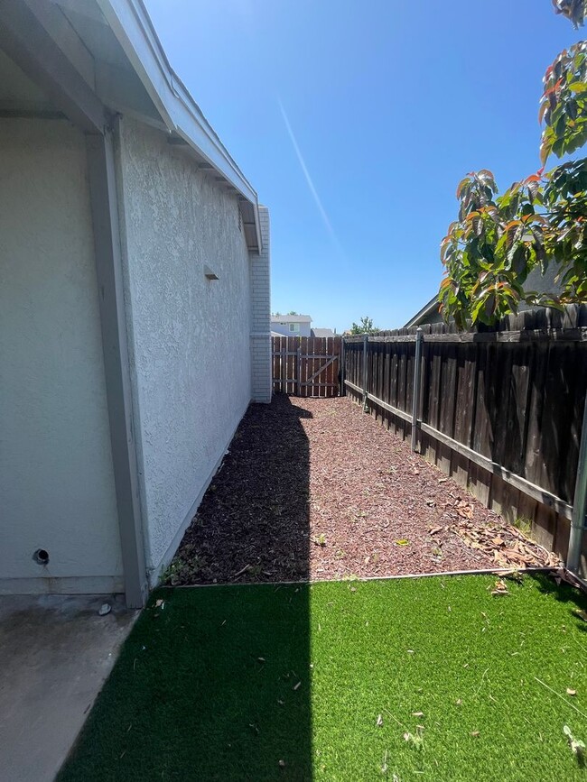 Building Photo - Upgraded 3 Bed, 2 Bath with large family room!