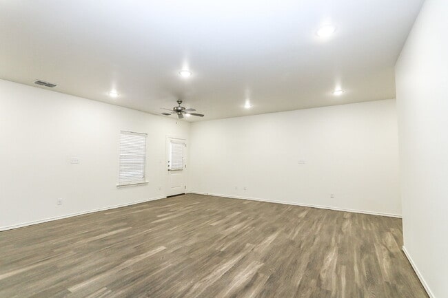 Building Photo - 3-Bedroom Townhouse