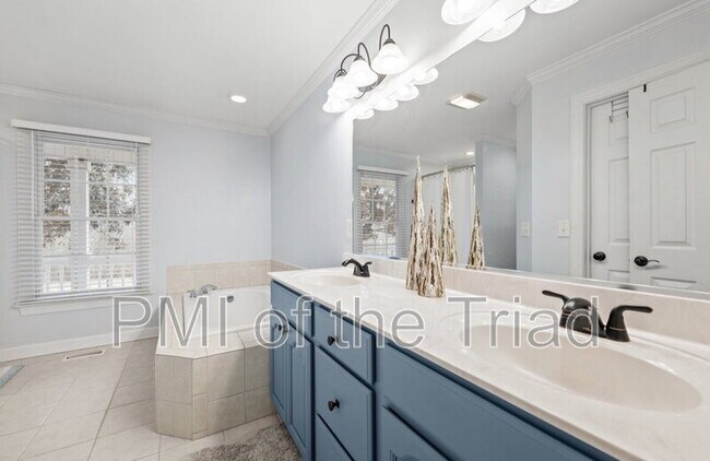 Building Photo - 2766 Briaroak Dr