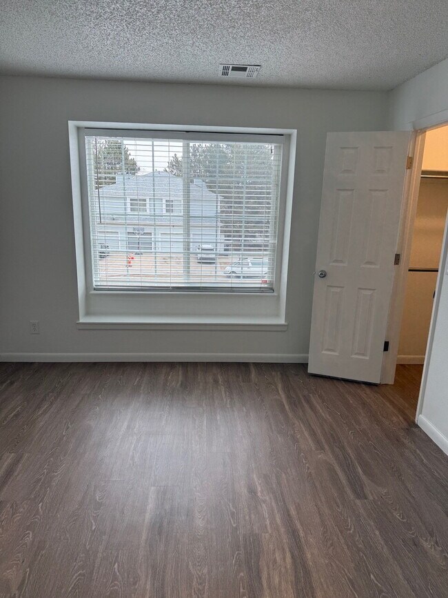 Building Photo - 2 Bedroom with Garage for Rent