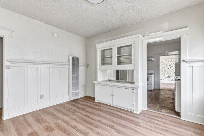 Building Photo - Spacious 1BR + 2.5BA Near USC and DTLA | First Floor Unit