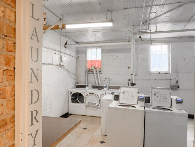 Building Photo - 821 W Waveland Ave