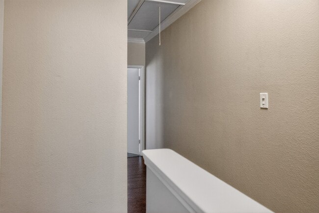 Building Photo - 562 Wilcrest Dr