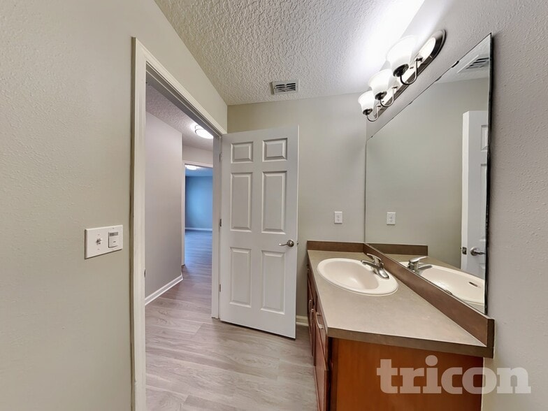 Building Photo - 621 Birchbark Trail