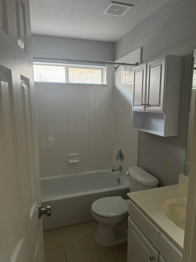 Building Photo - 1398 Forest Oaks Ct