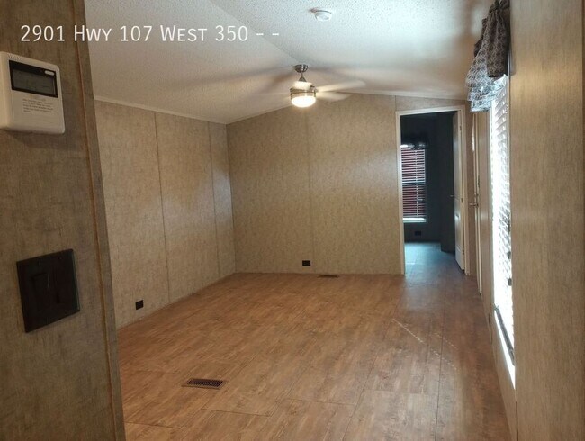 Building Photo - 2 bed 1 bath available!