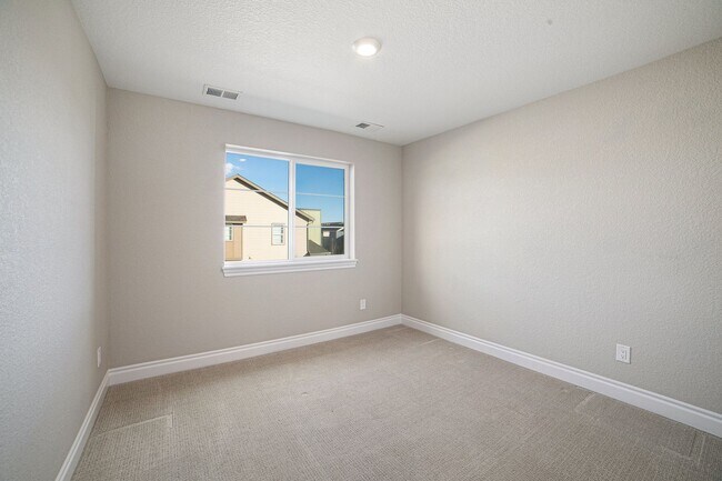 Building Photo - Gorgeous Townhome at Victory Ridge!