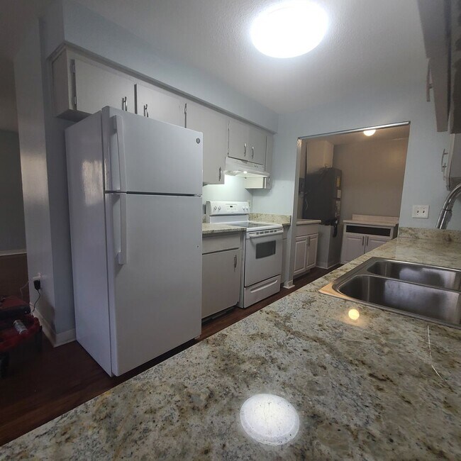 Building Photo - Charming Three Bedroom One Bathroom House ...