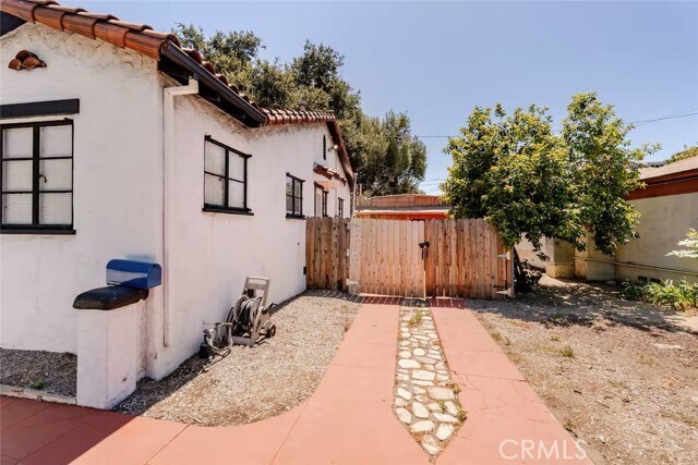 Building Photo - 1574 N Orange Grove Ave