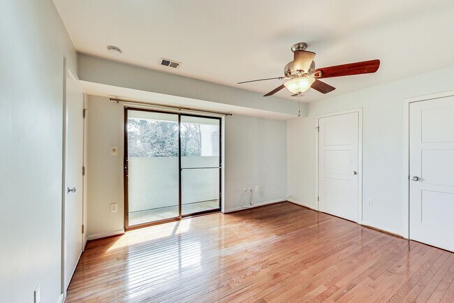 Building Photo - Boutique Condo in Bethesda 1+1 Updated Condo & Reserved Parking space