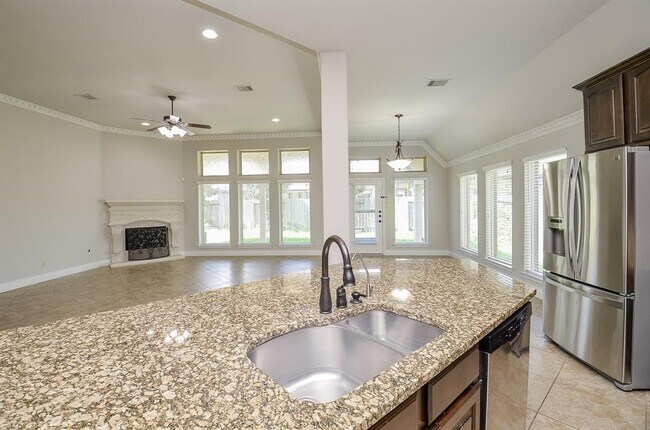 Building Photo - 27011 Cliff Pointe Ln