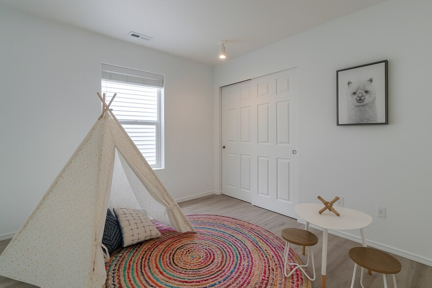 Building Photo - 5175 NE Schoeler Cir