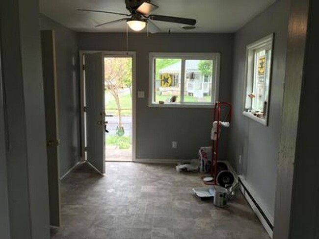 Building Photo - Cozy 3 bed 1.5 bath with Backyard