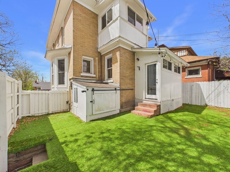 Building Photo - 2 Pennsylvania St