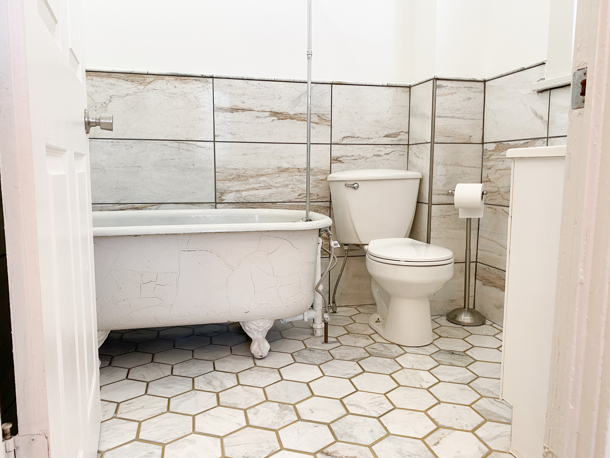 2nd Full Bath w Clawfoot Tub! - 432 E Whittier St