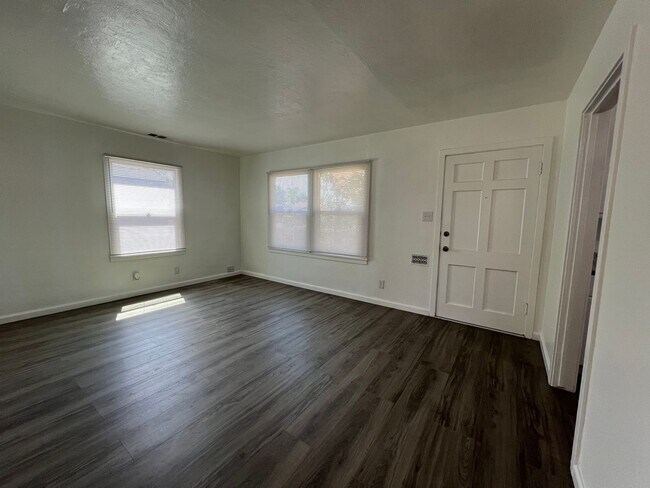 Building Photo - Fully remodeled 2 bedrooms and 1 bathroom, single-story home in Visalia, CA!