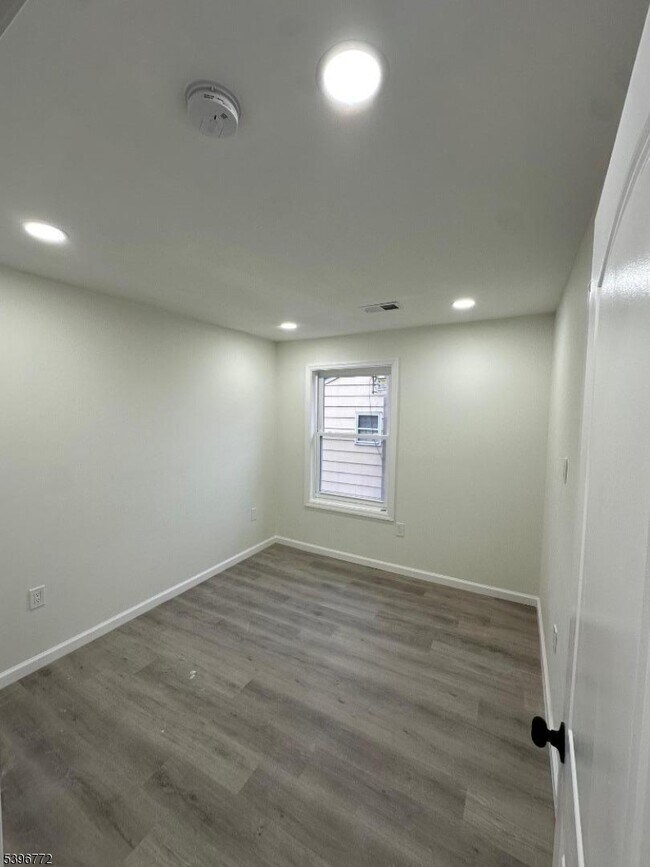 Building Photo - 112 Fairview Ave