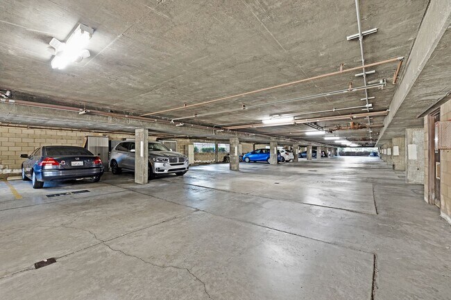 Building Photo - Bright and modern one bedroom one bathroom...