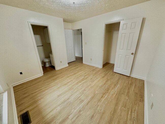 Building Photo - 841 Sylvia Ln