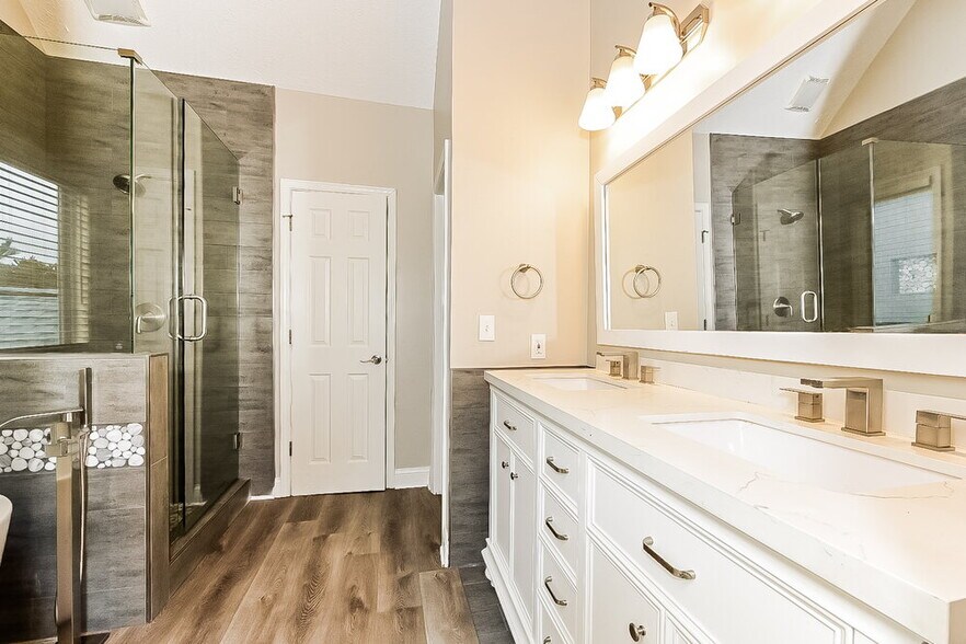 Building Photo - 7971 Clearview Cir