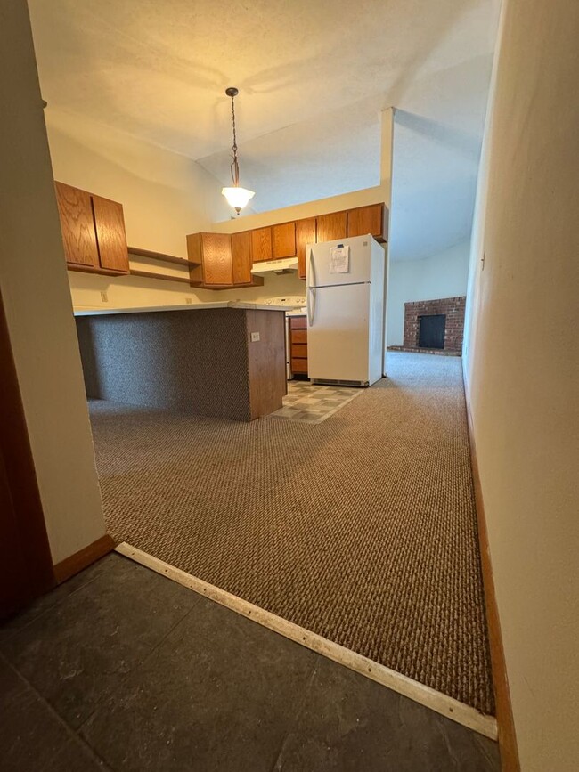 Building Photo - PRICE REDUCED Available August 2025 and re...