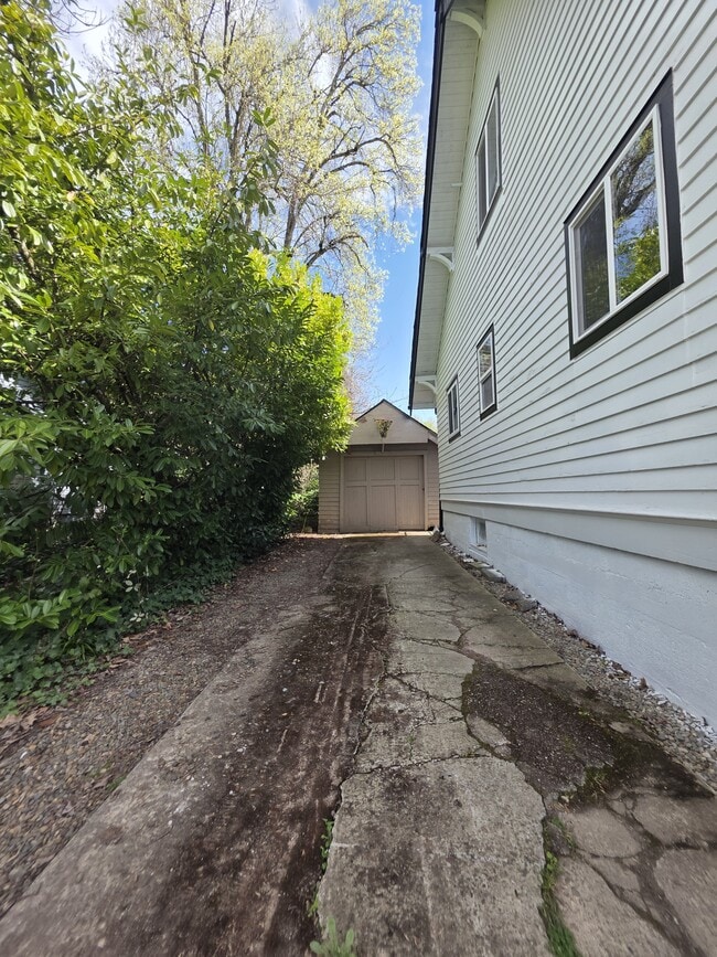 Building Photo - 1060-KE1060 15th St NE