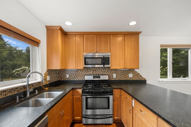 Building Photo - West Seattle - Large Bright 2 Bedroom 1.75 bath Delridge Townhouse