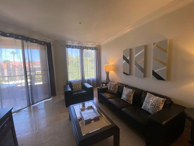 Building Photo - Amazing 2 bedroom furnished condo 1 block ...