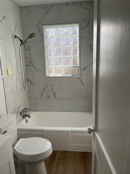 Building Photo - 438 3rd Ave SW