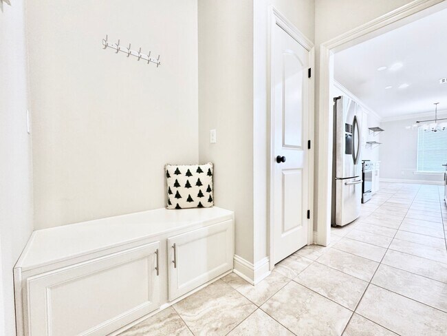 Building Photo - 3 Bedroom House Near LSU in Lake Villas