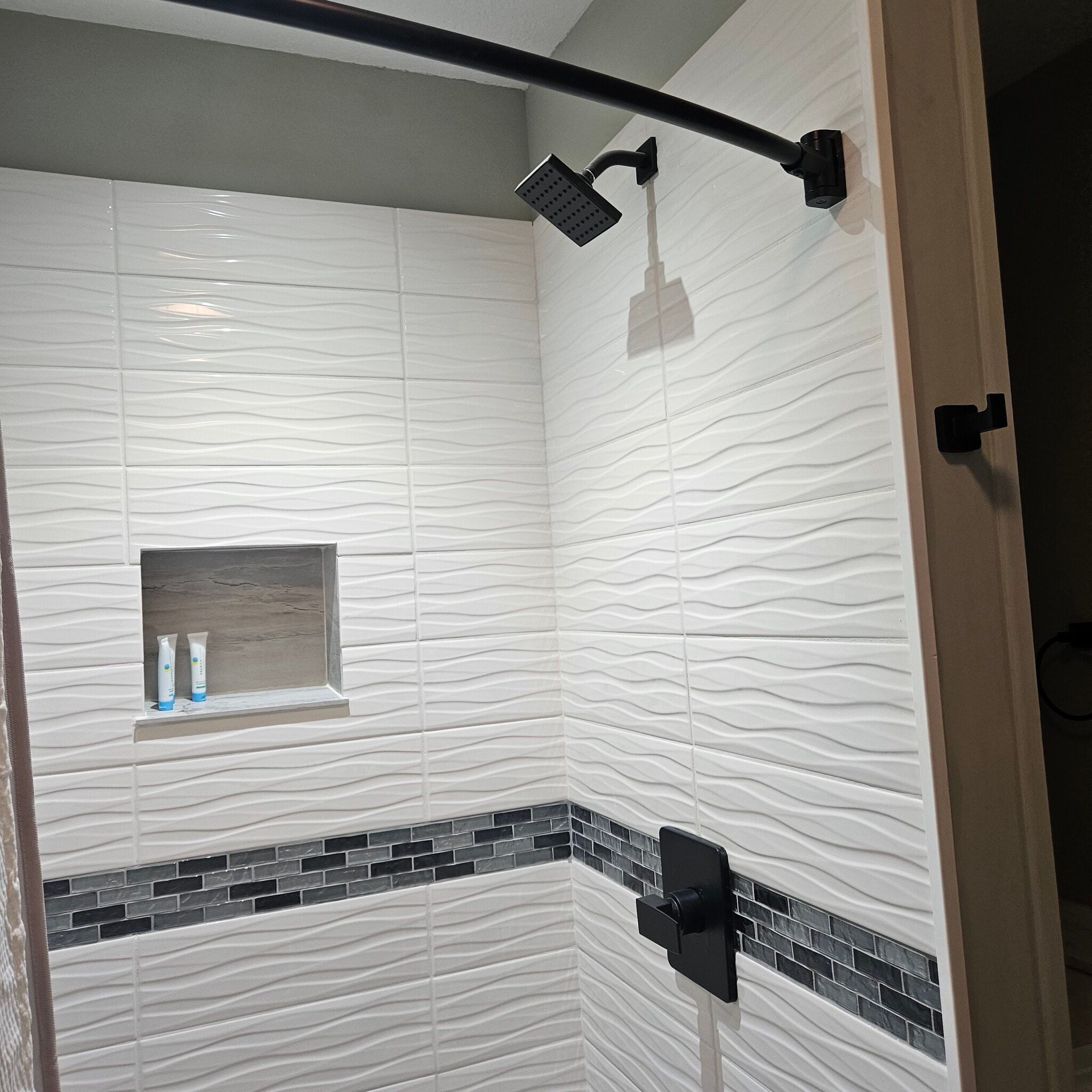 Shower wirh Delta shower faucet - 811 Tyler St