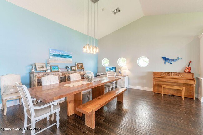 Building Photo - Gorgeous views from this 3 bedroom, 2.5 ba...
