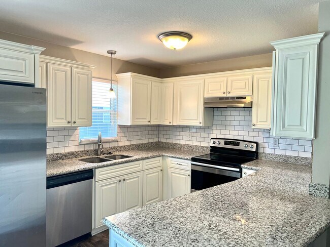 Building Photo - Large 4 Bedroom, 3 Bathroom!