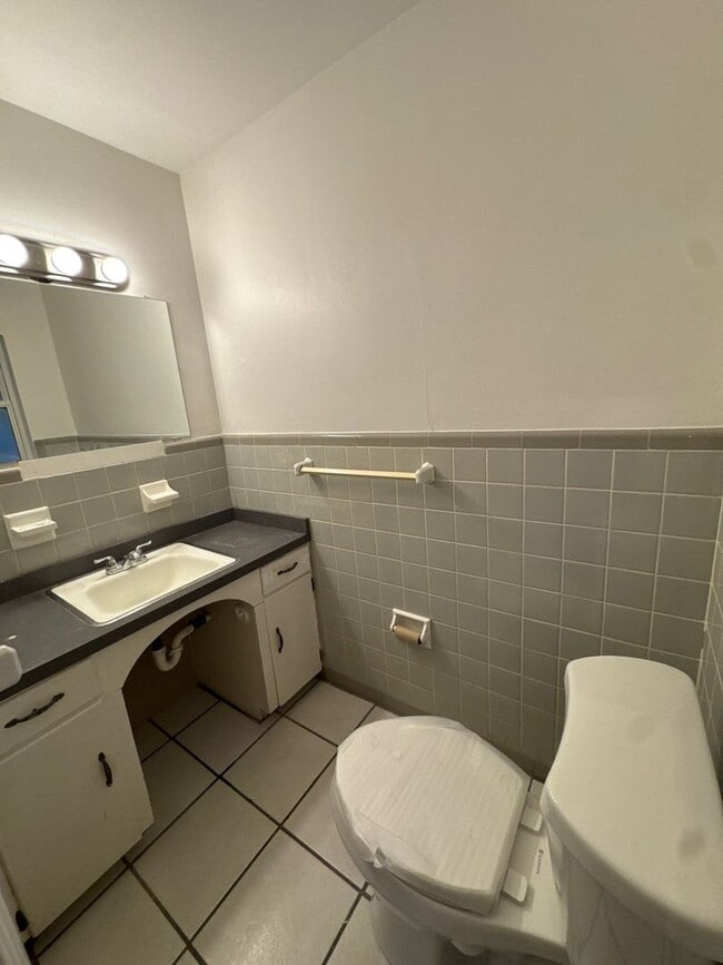 Building Photo - 4 bedroom 2.5 bath house with large yard!!